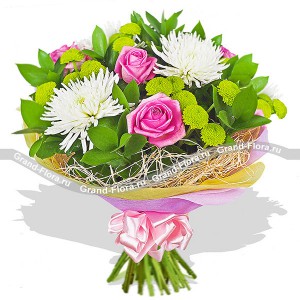 Красивый смешанный букет из роз и хризантемы  
