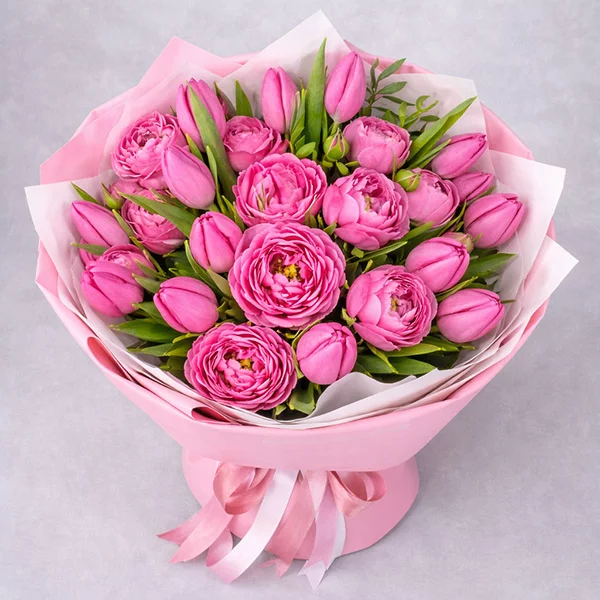 Любимые моменты – букет с розовыми кустовыми розами и тюльпанами